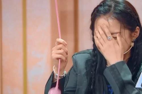 关晓彤王牌对王牌吊威亚哪期,关晓彤王牌惩罚抢伞