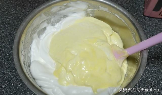 如何做蛋糕简易版无需烤箱电饭煲,电饭煲怎么做蛋糕不用牛奶蛋糕粉