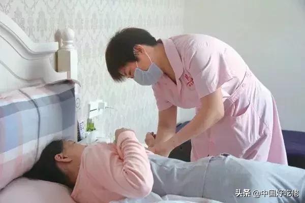 金牌月嫂讲诉,遇到宝妈没奶涨奶最简单的解决方法。