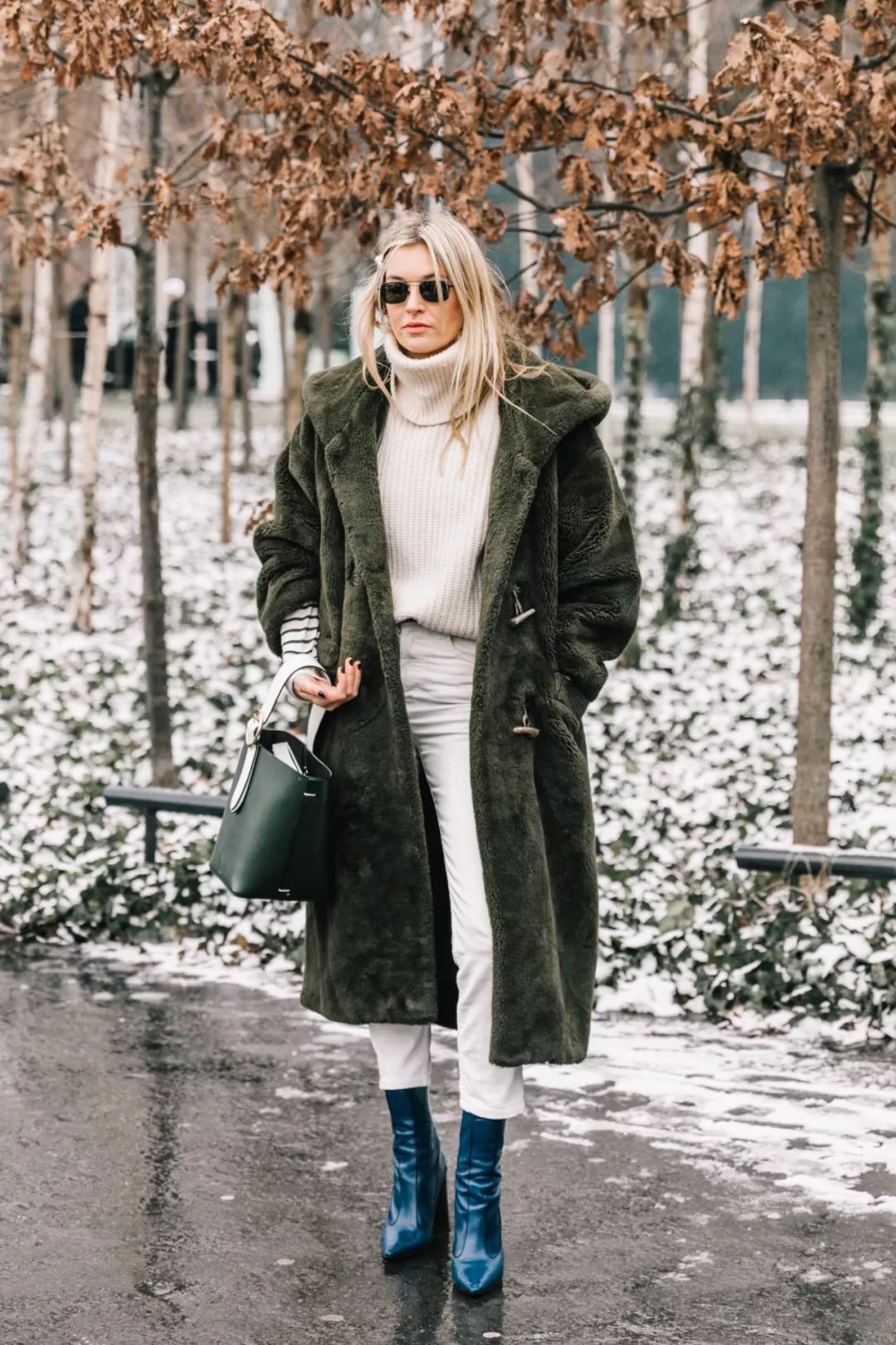 比大衣厚一点的外套,比羊羔毛细的绒外套