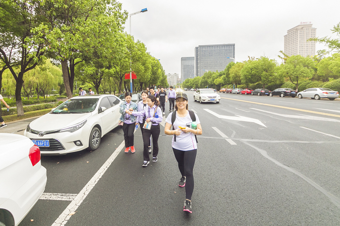 敢诺敢当,常居地产完成50公里暴走挑战