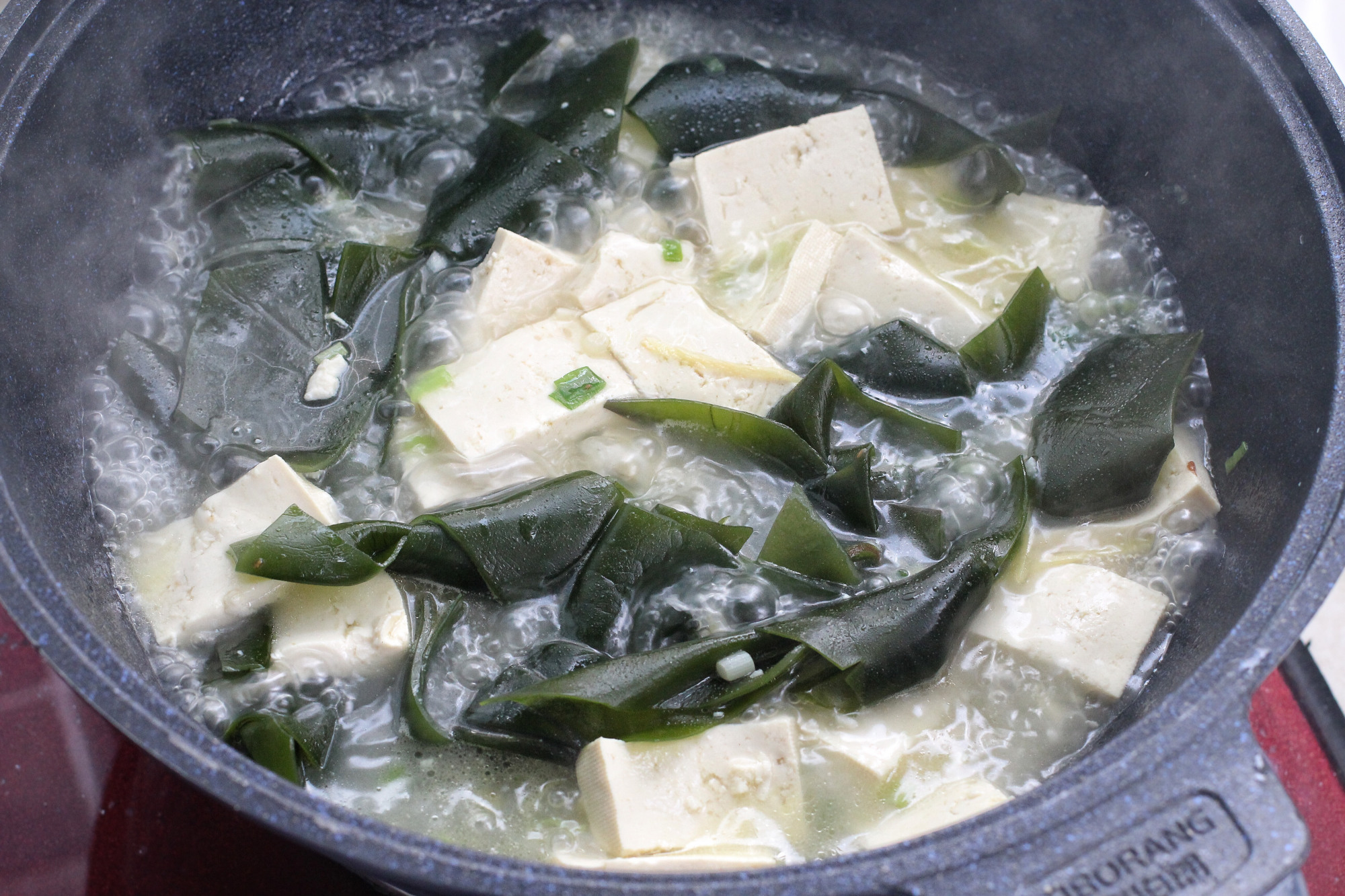 家常海带豆腐汤怎么做好喝,嫩豆腐海带汤的家常做法最好吃