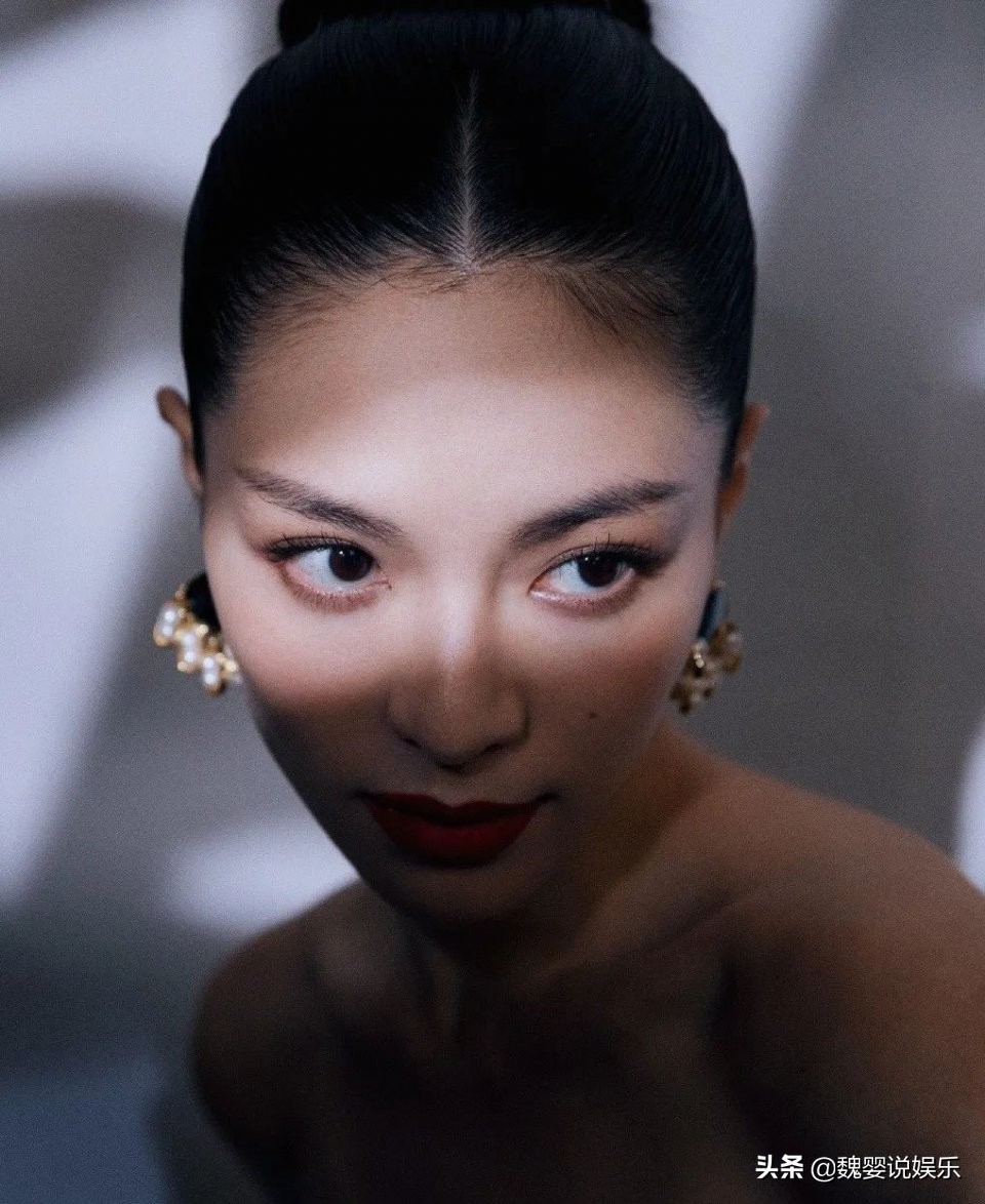 讲真的｜戚薇钟楚曦跳槽做美妆博主，你看谁更行？