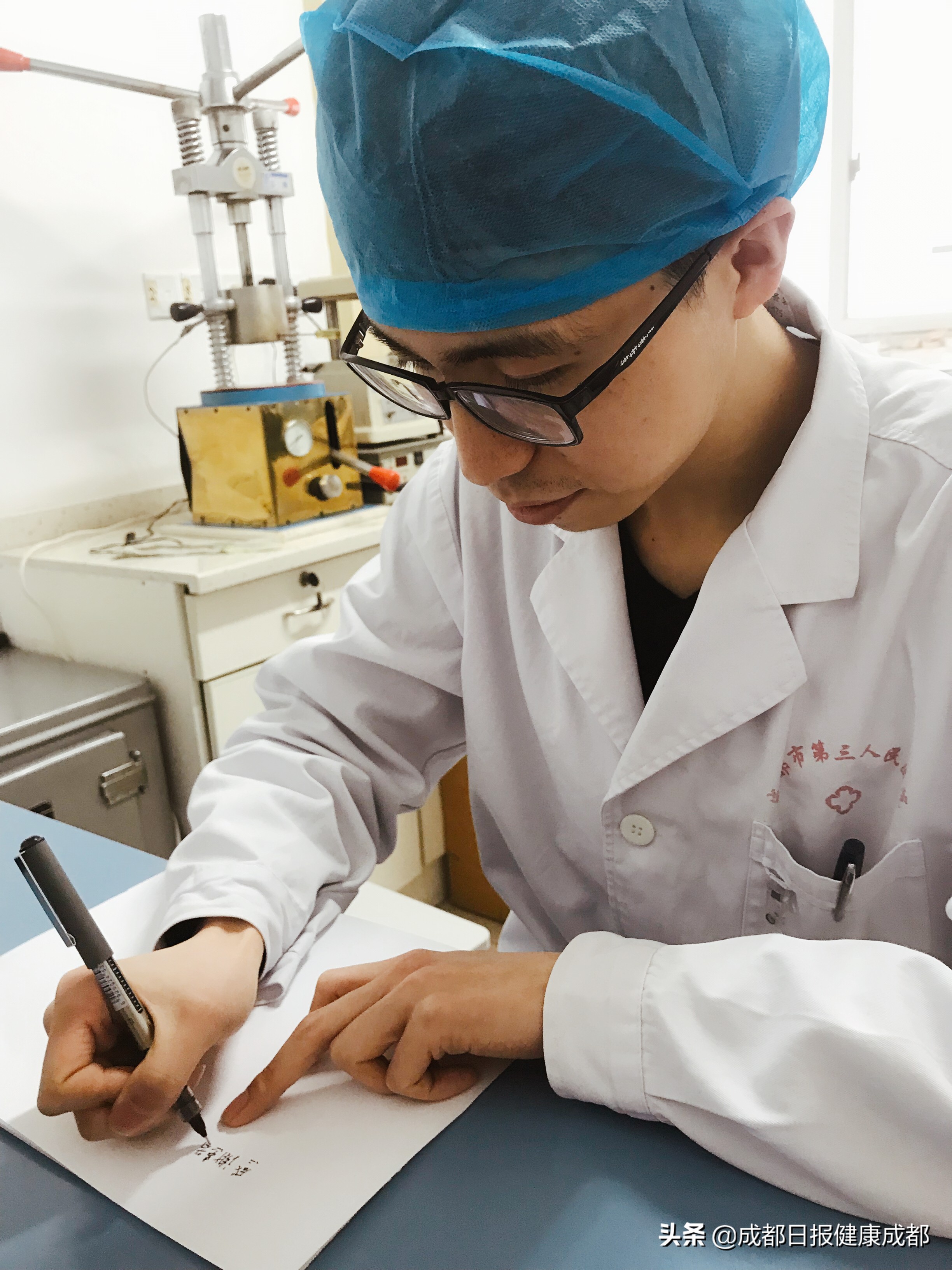 病人微博留言牵出口腔科医生不为人知的事：下班后吃饭手累得握不住筷子