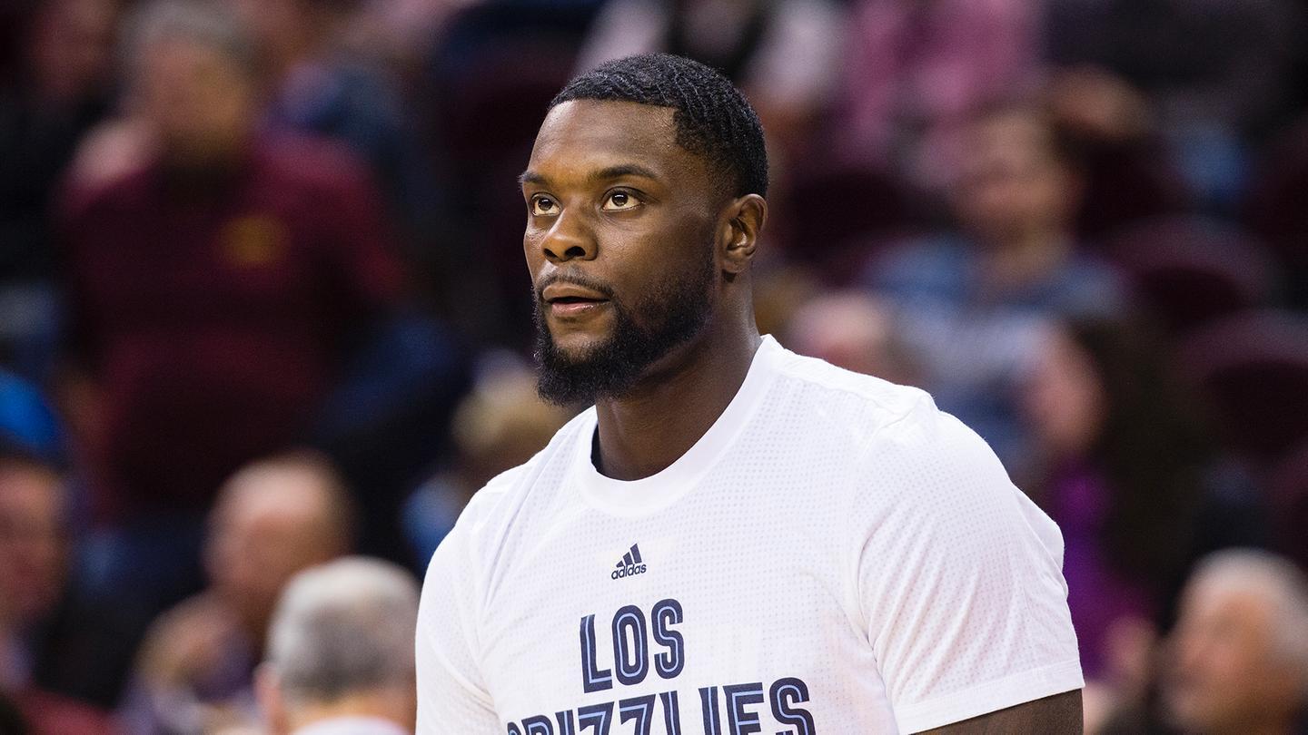 自然熟!辽篮小外个性十足,晒球衣展C位,师弟俨然是个中国通