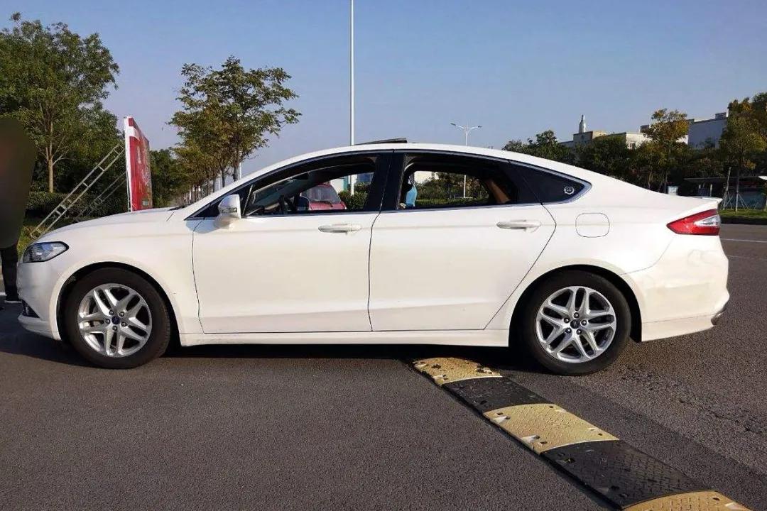 襄阳车主:大灯进水,原厂编号不翼而飞.....