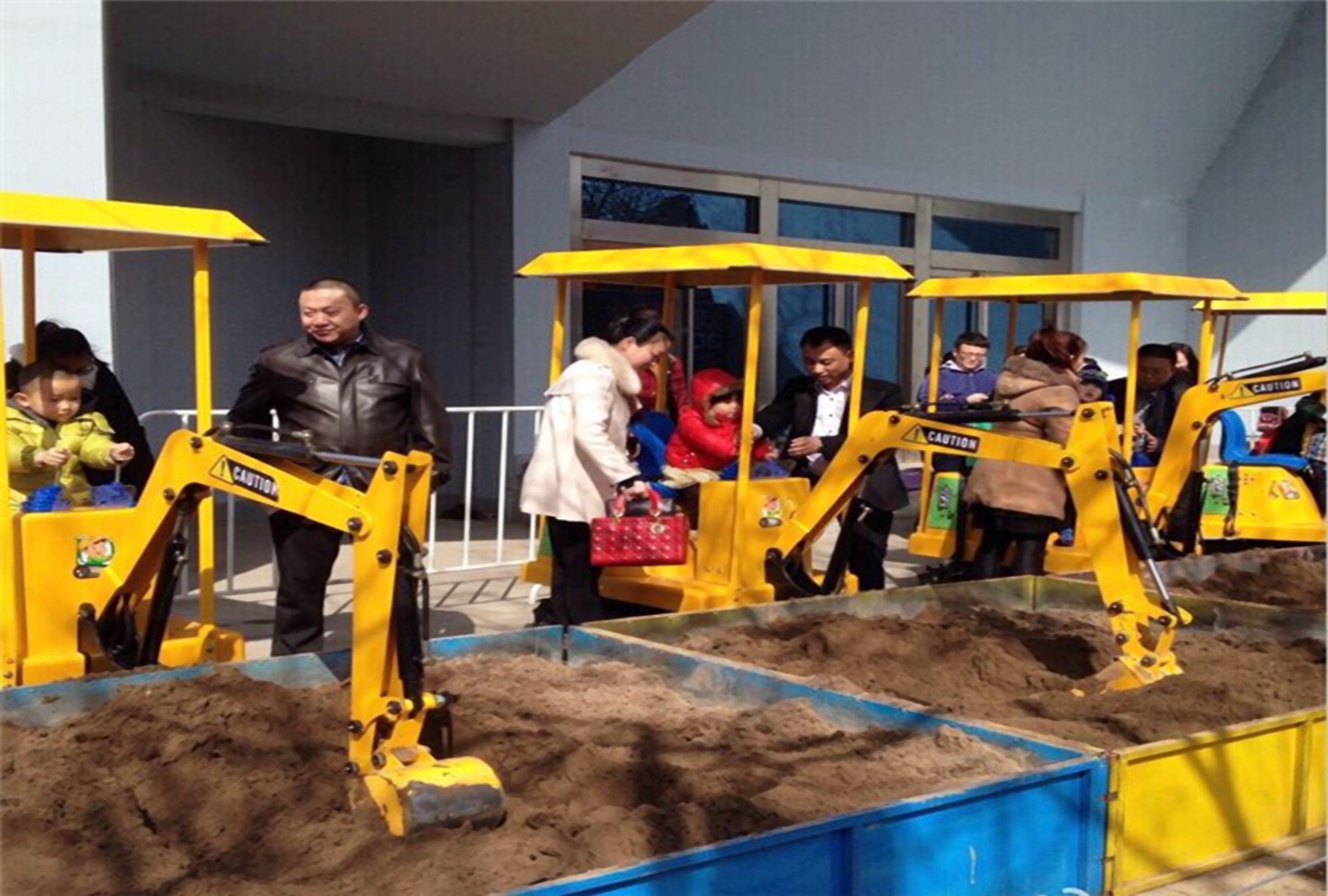 小孩子从小喜欢挖掘机,挖掘机玩具可以锻炼小孩什么