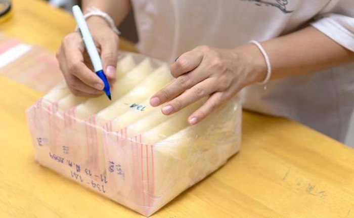 冰冻母乳袋怎么解冻给孩子喝,冰冻母乳该怎么解冻给娃喝好