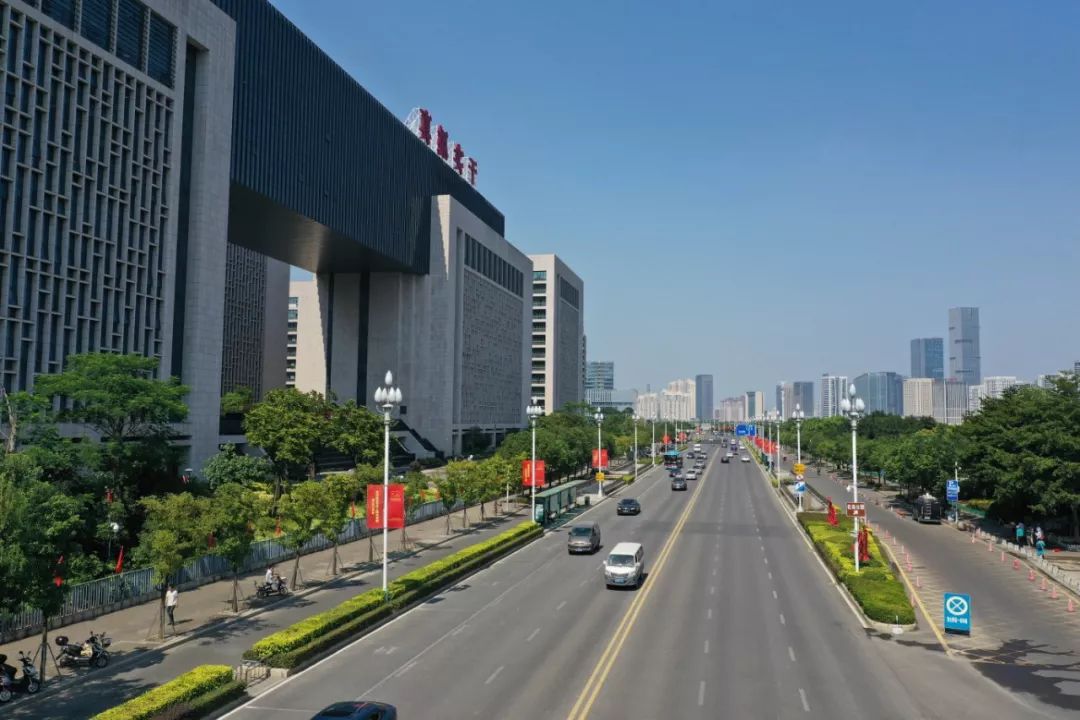 迎国庆街景,迎接国庆换上崭新的国旗