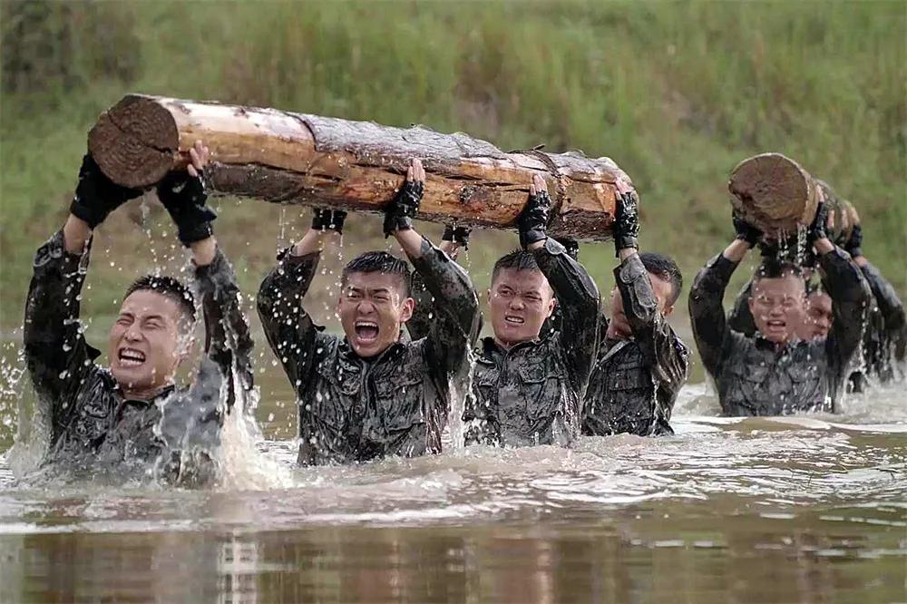 弘扬雷锋精神争当时代楷模,王杰两不怕战斗精神事迹视频