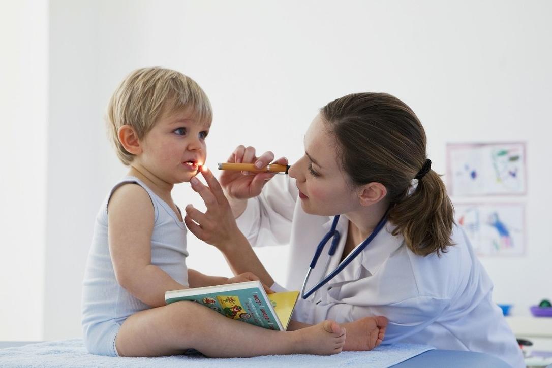 孩子吃鱼被鱼刺卡住正确的做法,孩子吃鱼鱼刺卡喉咙怎么取