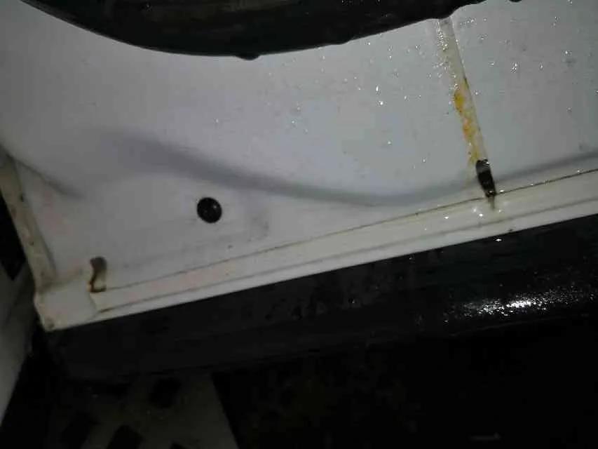 车门排水口生锈怎么处理,车门生锈大概多久能锈穿