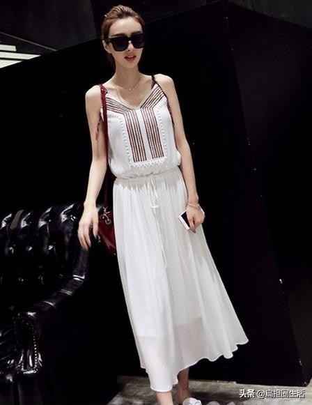 街拍黑色吊带连衣裙,时尚穿搭街拍美女连衣裙