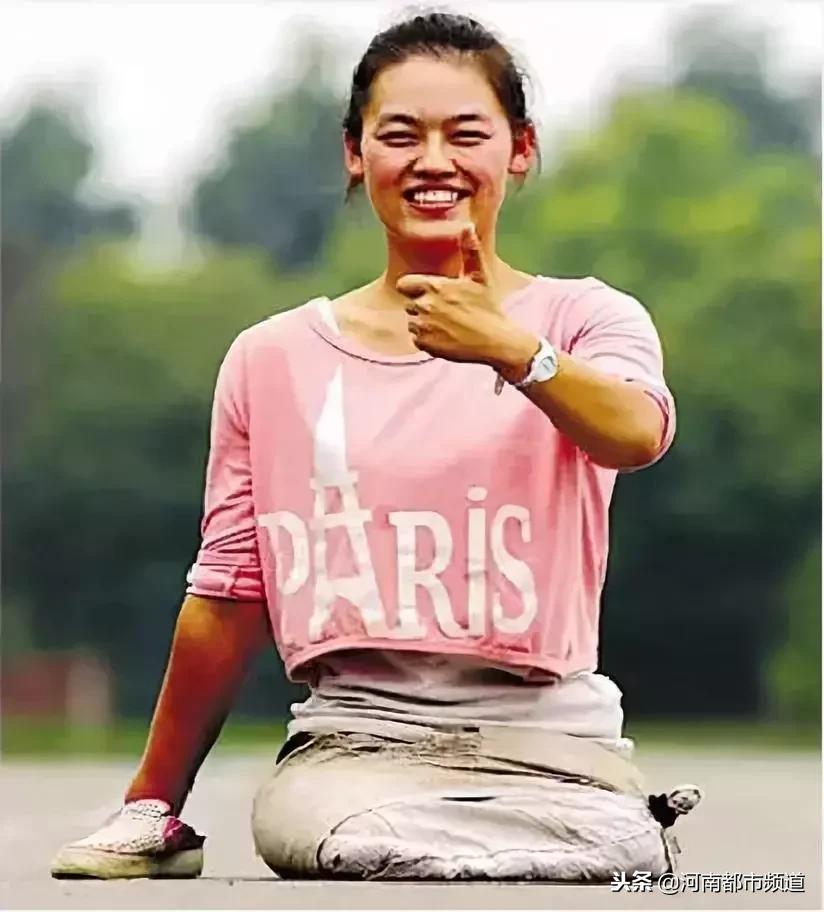 90后独腿搬运工看哭无数人,独腿搬运工生活像一把无情的刀