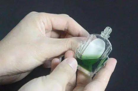 手上粘了502胶水怎样快速去除,如何快速去掉粘在手上的502胶水