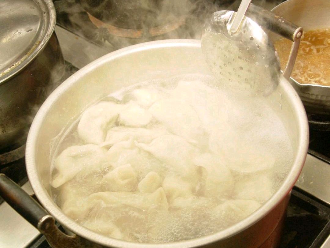 水饺怎么煮好吃又简单视频,过年饺子怎么煮上桌才好看