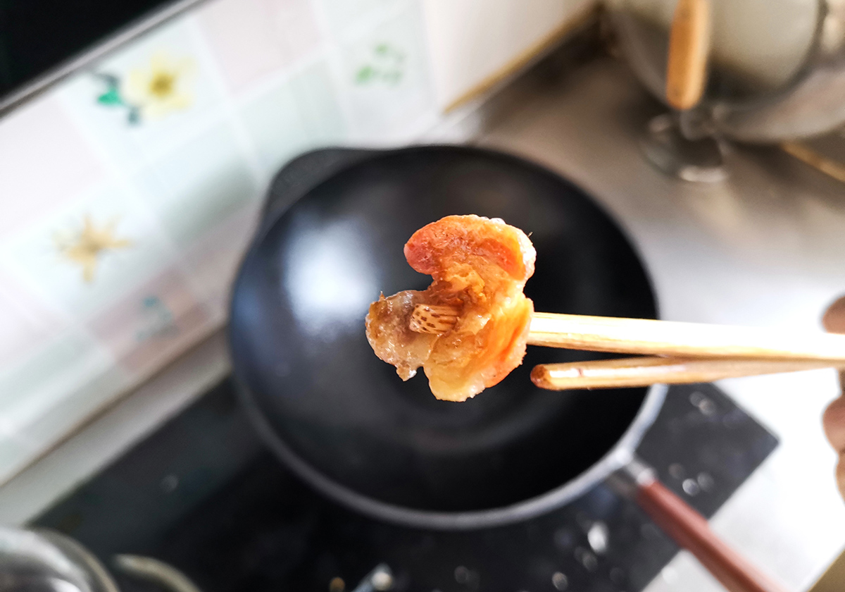 瑞典造的千元铁锅，重4.2公斤，百年核桃木握把，管用一辈子