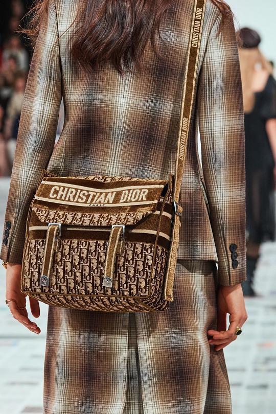 2023新款时尚半圆马鞍包,新款时髦高级感包