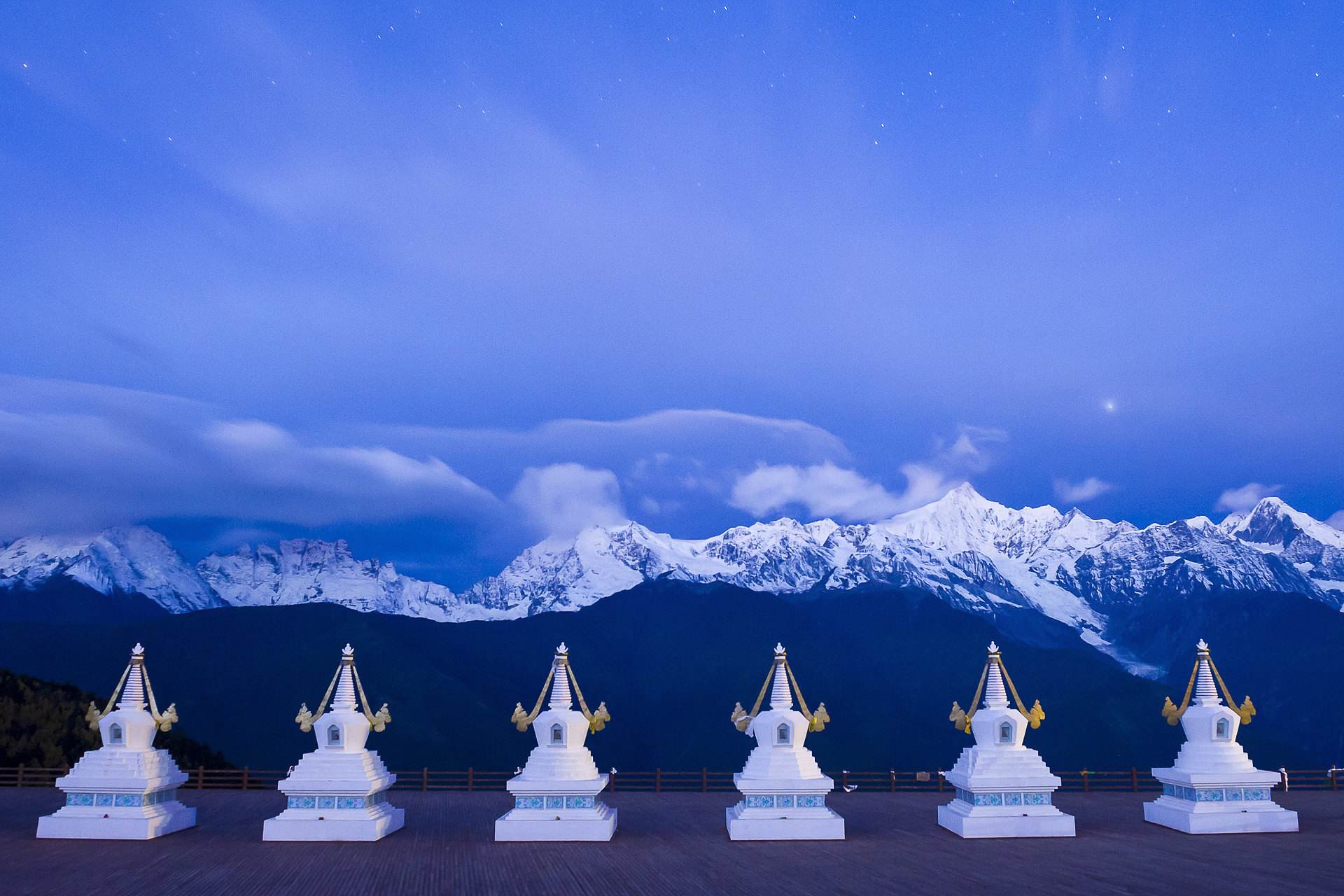 藏民朝拜圣山,西藏圣山藏民