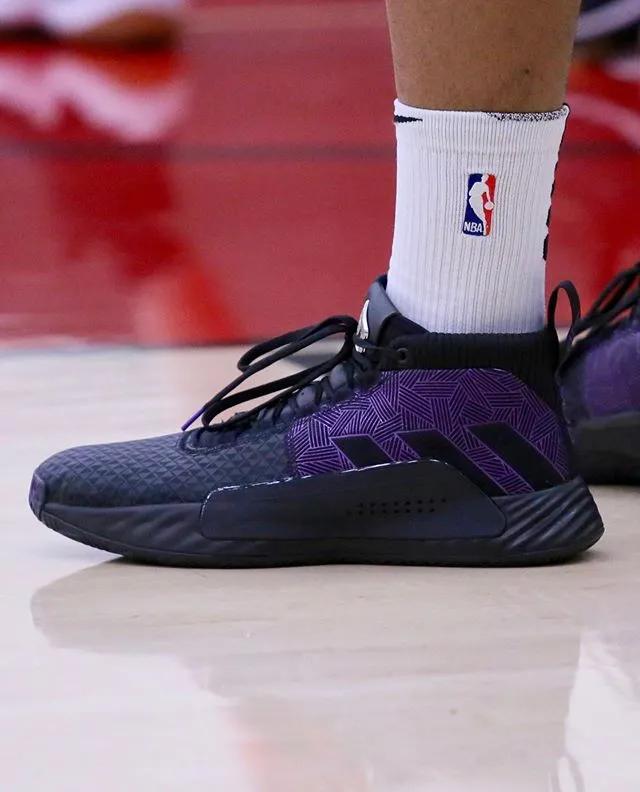 nba球员上脚科比球鞋系列,nba球星鞋王塔克在哪支球队