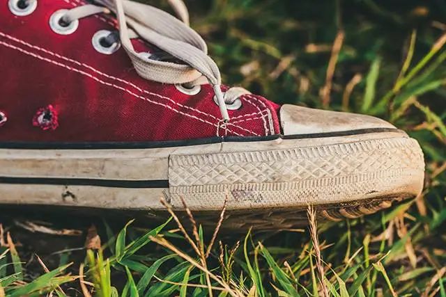 匡威鞋磨脚大家为什么还要买,再贵的匡威鞋也磨脚