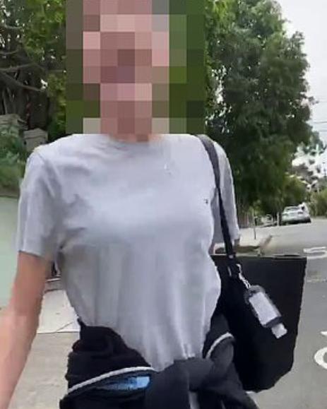 澳男子手持长鞭在中国领事馆门外咒骂，称戴口罩的人故意传播病毒