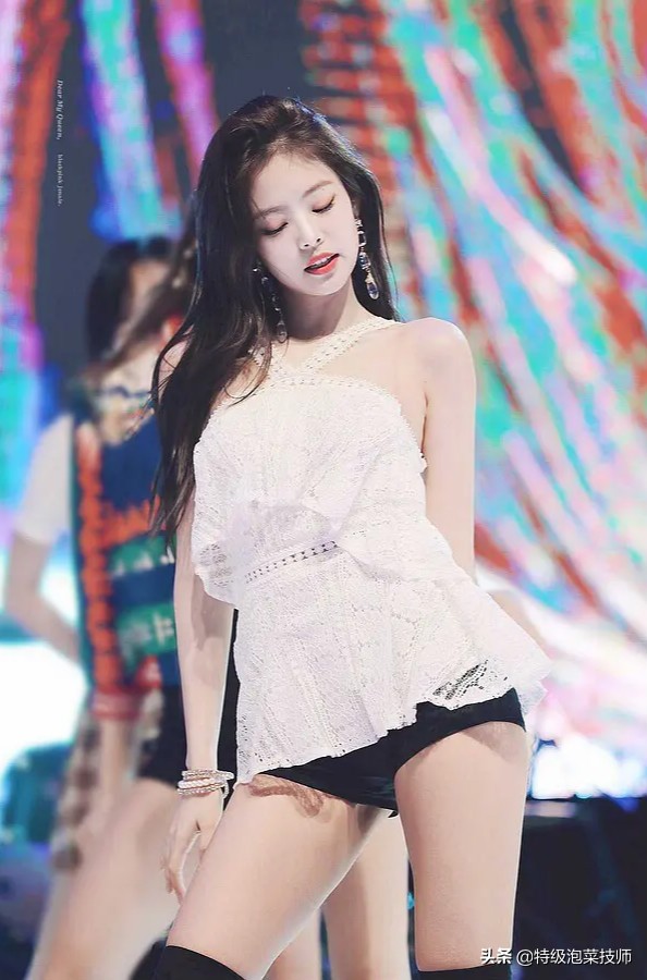 jennie露脐装排练,jennie超短裙造型被吐槽