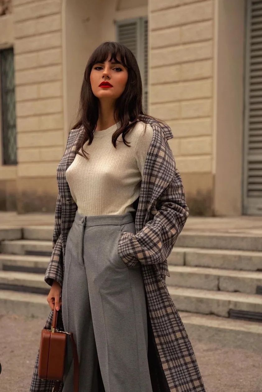 黑白格纹大衣怎么搭配好看,戴帽子黑白格纹大衣怎么搭配好看