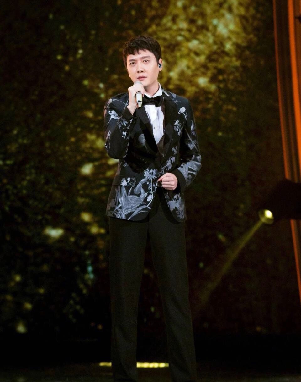 赵丽颖和朱一龙站一起,赵丽颖官宣怀孕评论