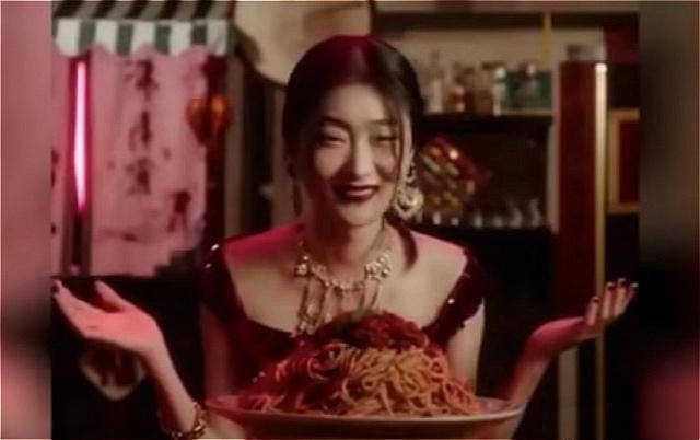 DG又被质疑辱华!*国猪中**年T恤引争议,暗讽中国“人傻钱多”?