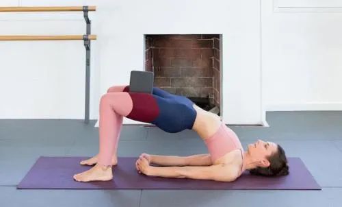 改变腿型不直的方法站立,双腿并拢站立的正确腿型