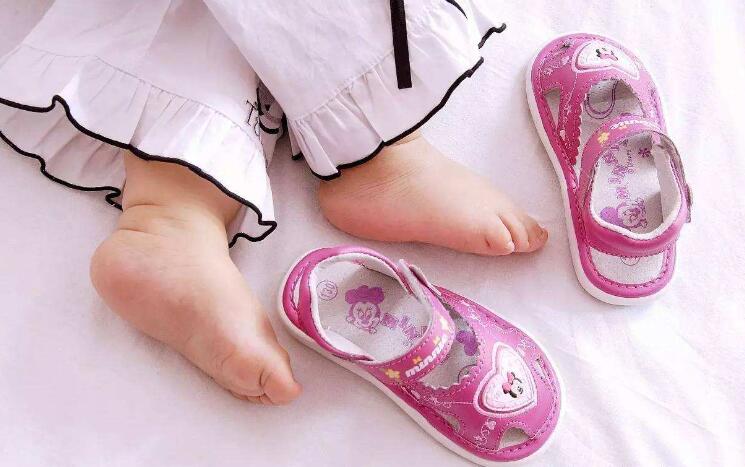 夏天宝宝光脚在地上走有没有危害,夏天宝宝可以光脚走路吗