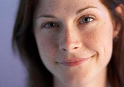 妇科主任忠言：睡前坚持1个好习惯，皮肤白嫩，色素绕开走