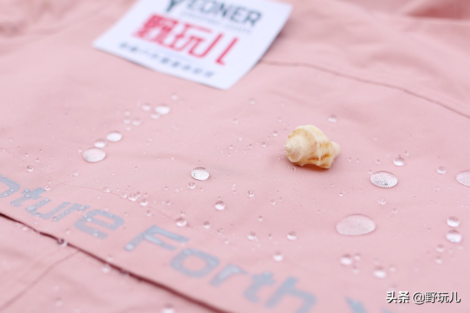 既时尚又实用的冲锋衣,简约而不简单的冲锋衣奢潮