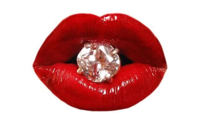 26岁美女模特，耗资18万巨资，将80颗钻石“镶嵌”在嘴唇上