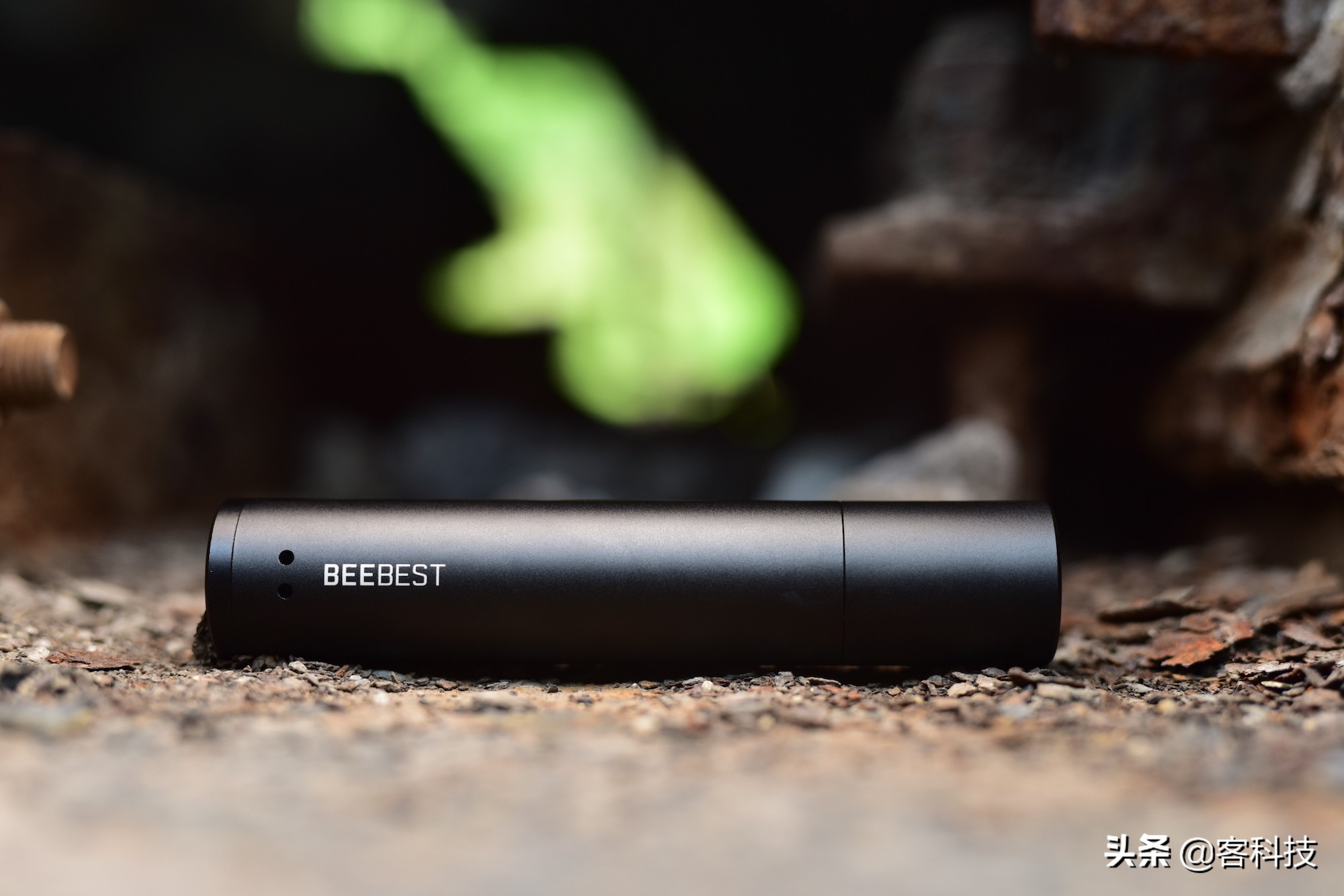 极蜂强光手电使用视频,超强光手电射程一万米推荐