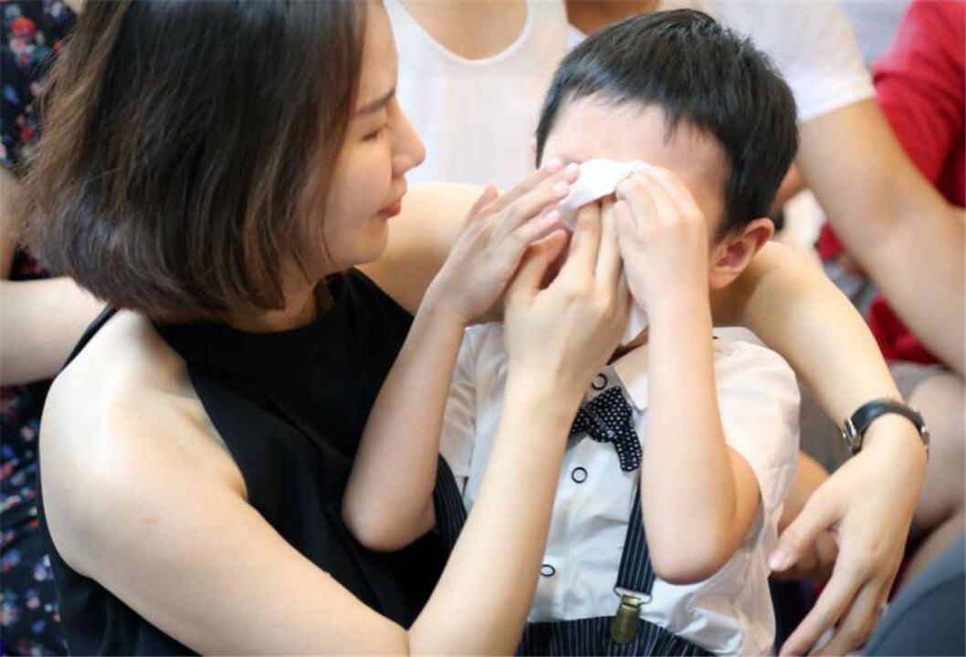 孩子玩具被抢大哭要怎么安抚,孩子的玩具老是被抢怎么办