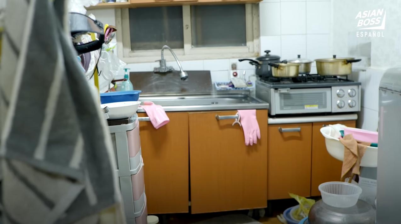 7旬老太太家里堆垃圾场,82岁老妇住地下室五年