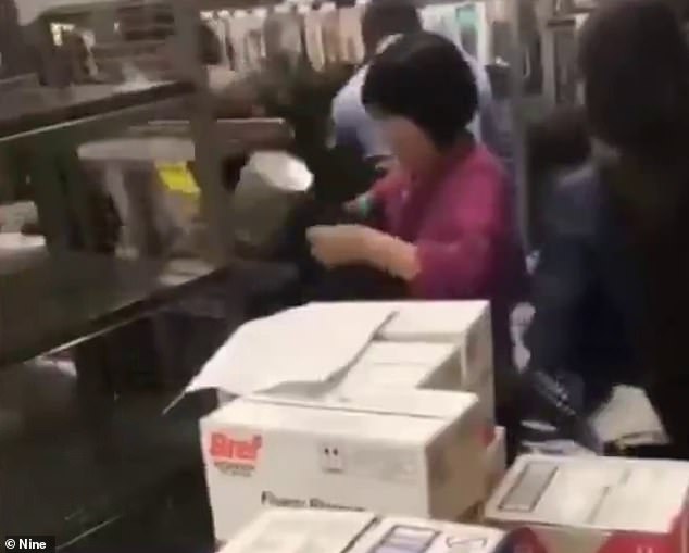 中国人去澳洲购买奶粉,澳洲代购抢奶粉事件