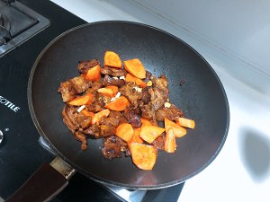 胡萝卜烧排骨菜名,草原风情羊排菜名