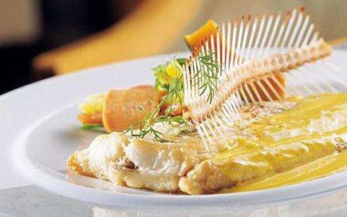 吃鱼鱼刺卡住怎么解决,吃鱼卡到鱼刺该怎么弄出来