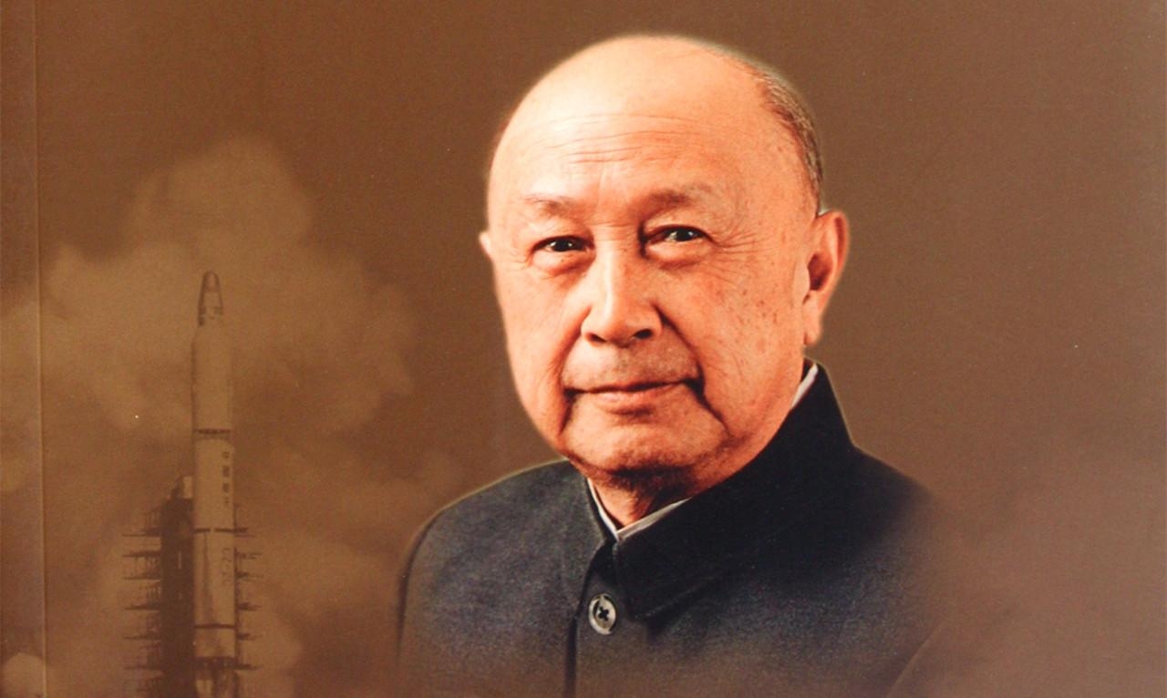 此女，父亲是蒋百里，丈夫是两弹元勋，表哥是金庸，表弟是徐志摩