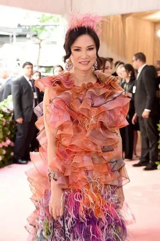 邓文迪最新变装,邓文迪为什么长得像外国人