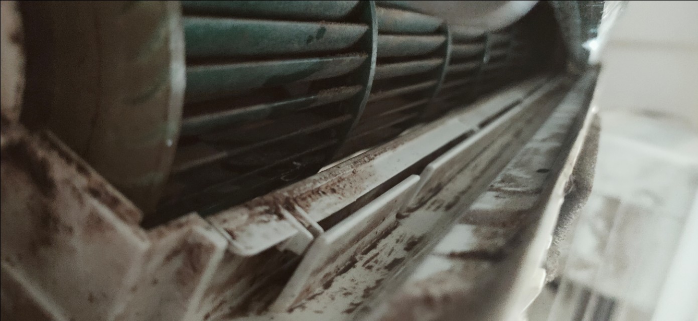 空调左边漏水调整位置后右边漏水,空调漏水外机漏水怎么回事