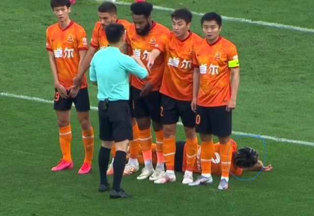 防守任意球,防守任意球手挡哪里