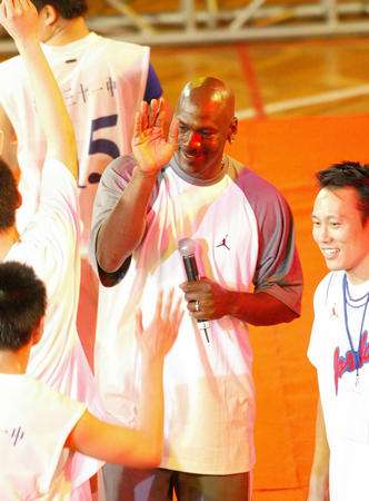 退役后的乔丹野球场上称霸,退役后的乔丹打篮球视频