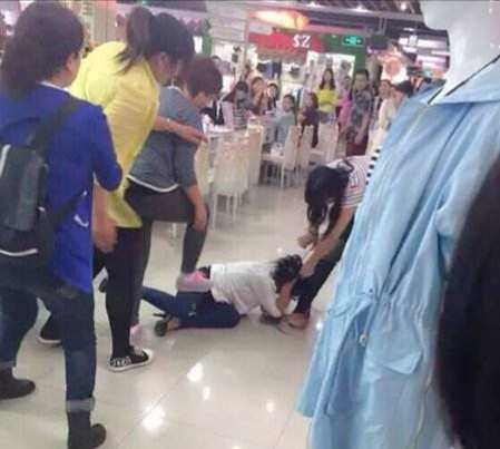 原配当众扒光“小三”衣服，构成何罪！