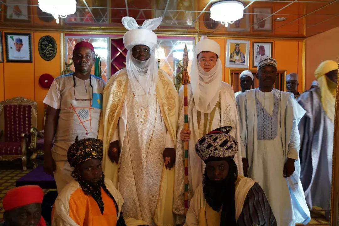 河南小伙被封非洲酋长：别人最关心“能娶几个媳妇”