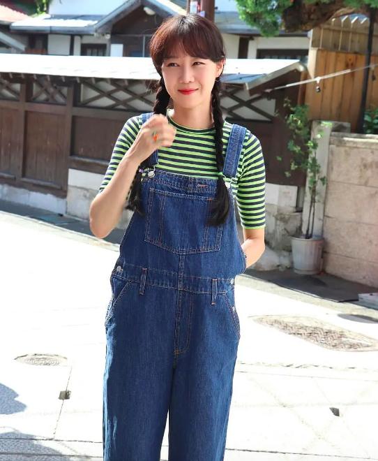 孔孝真《山茶花开时》穿搭盘点，背带裤叠穿好时髦