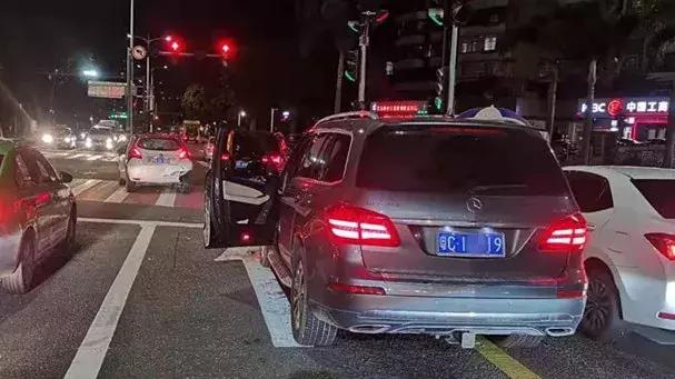 珠海男子借奔驰路上撞上共享汽车！低头接个电话，14万车损一分不赔！